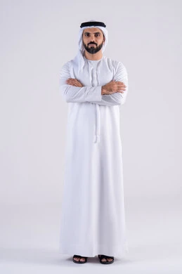 الاهتمام بالاناقة والاهتمام بالمظهر الخارجي، مفهوم الرجوله والقوه، بورتريه لرجل عربي خليجي اماراتي يرتدي الكندوره  والغتره، يقف بايدى متقاطعه وإيماءات الثقة بالنفس