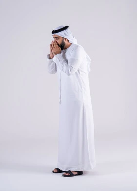 الانفلونزا والتهاب الرئه، الشعور بالمرض والكحة،بورتريه لرجل عربي خليجي اماراتي يرتدي الكندوره والغتره يعاني من السعال، الاصابة بفايروس كورونا ، الشعور بالتعب والإرهاق