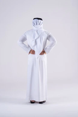 آلام العظام والمفاصل, الشعور بالتعب والإرهاق, الحاجة للعلاج والذهاب للطبيب, بورتريه  من الخلف لرجل عربي خليجي اماراتي يرتدي الكندوره والغتره يضع يديه على ظهره بتعابير الألم