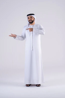 تعابير تحدد هذا المكان هنا،بورتريه لرجل عربي خليجي اماراتي يرتدي الكندوره والغتره، يشير بإصبع السبابة  جانباً إلى شيء ، النظر إلى الكاميرا بإيماءات الفرح والسرور، تحديد موقع معين