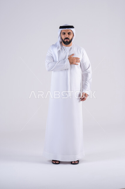آلام الذبحة الصدرية، التعرض لنوبات قلبية مفاجئة، الإحساس بوخزة في الصدر والقلب،بورتريه لرجل عربي خليجي اماراتي يرتدي الكندوره والغتره يضع يده على قلبه بإيماءات التوجع والألم