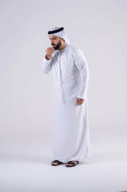 الشعور بالمرض والكحة، الانفلونزا والتهاب الرئه،بورتريه لرجل عربي خليجي اماراتي يرتدي الكندوره والغتره يعاني من السعال، الاصابة بفايروس كورونا ، الشعور بالتعب والإرهاق