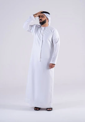 الشعور بالمرض وألم الرأس, آلام الشقيقة والصداع النصفي، الحاجه إلى العلاج والمساعده,بورتريه لرجل عربي خليجي اماراتي يرتدي الكندوره والغتره يضع يديه على رأسه بإيماءات الانزعاج والتعب