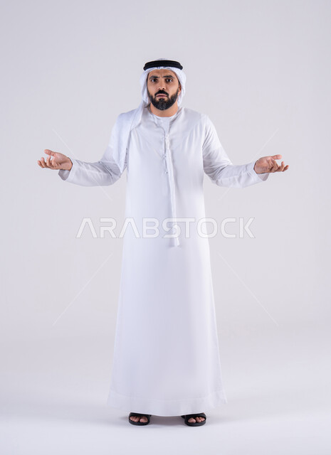 محاولة إيجاد حل للمشكلات الصعبة، القلق والحيرة في اتخاذ القرار الصحيح،التفكير بعمق وشرود الذهن، بورتريه لرجل عربي خليجي اماراتي يرتدي الكندوره والغتره يرفع يده بإيماءات عدم المعرفه