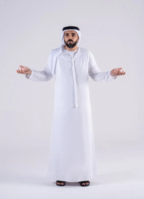 محاولة إيجاد حل للمشكلات الصعبة، القلق والحيرة في اتخاذ القرار الصحيح،التفكير بعمق وشرود الذهن، بورتريه لرجل عربي خليجي اماراتي يرتدي الكندوره والغتره يرفع يده بإيماءات عدم المعرفه
