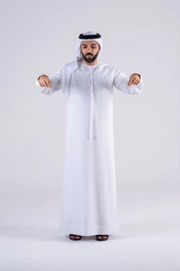 تحديد موقع معين، النظر بإيماءات التركيز ، تعابير تحدد هذا المكان هنا، بورتريه لرجل عربي خليجي اماراتي يرتدي الكندوره  والغتره، يشير بإصبع السبابة إلى الاسفل