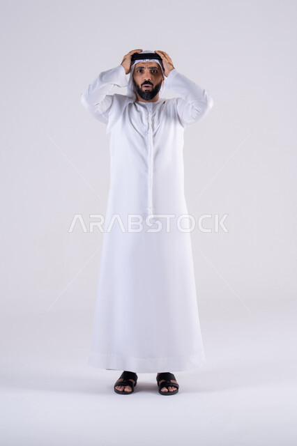 الذهول والتفاجؤ من شيئ ما, بورتريه لرجل عربي خليجي اماراتي يرتدي الكندوره والغتره بتعابير وجه ويدين تدل على الدهشه و التعجب, إيماءات الصدمه والخوف