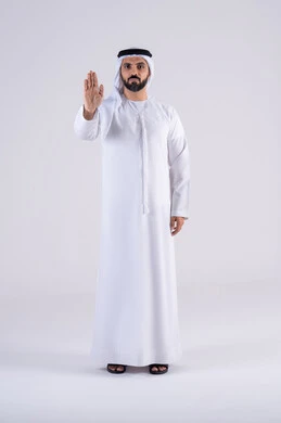 تعابير الرفض والإمتناع، الأمر بالتوقف عن فعل شيء ما،بورتريه لرجل عربي خليجي اماراتي يرتدي الكندوره والغتره يرفع يده بإيماءات تدل على النهي، الشعور بالإنزعاج والغضب
