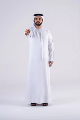 تحديد موقع معين، تعابير تحدد هذا المكان هنا،النظر بإيماءات التركيز ، بورتريه لرجل عربي خليجي اماراتي يرتدي الكندوره  والغتره، يشير بإصبع السبابة إلى الكاميرا