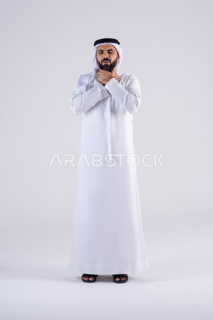 الاختناق والشعور بضيق التنفس، إيماءات الانزعاج الشديد والمعاناة، بورتريه لرجل عربي خليجي اماراتي يرتدي الكندوره والغتره يضع يديه حول عنقه في محاولة لخنق نفسها، قتل النفس للهرب من المشاكل والهموم والضغوطات المحيطة