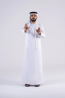 الأمر بالتوقف عن فعل شيء ما،تعابير الرفض والإمتناع، بورتريه لرجل عربي خليجي اماراتي يرتدي الكندوره والغتره يرفع يده بإيماءات تدل على النهي، الشعور بالإنزعاج والغضب