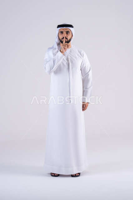تعابير الرفض والإمتناع، الأمر بالتوقف عن فعل شيء ما،بورتريه لرجل عربي خليجي اماراتي يرتدي الكندوره والغتره يرفع اصبعه بإيماءات تدل على النهي، الشعور بالإنزعاج والغضب