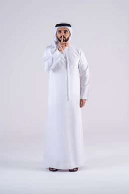 تعابير الرفض والإمتناع، الأمر بالتوقف عن فعل شيء ما،بورتريه لرجل عربي خليجي اماراتي يرتدي الكندوره والغتره يرفع اصبعه بإيماءات تدل على النهي، الشعور بالإنزعاج والغضب