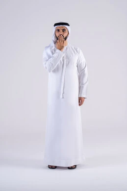 الشعور بالإنزعاج والغضب، تعابير الرفض والإمتناع، الأمر بالتوقف عن فعل شيء ما،بورتريه لرجل عربي خليجي اماراتي يرتدي الكندوره والغتره يرفع يده بإيماءات تدل على النهي