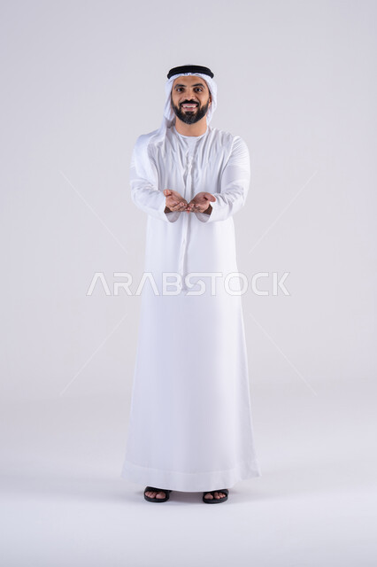 مفهوم الحمد والشكر وطلب العون , بورتريه لرجل عربي خليجي اماراتي يرتدي الكندوره والغتره يرفع يده بإيماءات الدعاء والتضرع الى الله, التعبد لله والرغبه في تحقيق الأمنيات, تعابير طلب المغفره