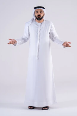 القلق والحيرة في اتخاذ القرار الصحيح،التفكير بعمق وشرود الذهن، محاولة إيجاد حل للمشكلات الصعبة، بورتريه لرجل عربي خليجي اماراتي يرتدي الكندوره والغتره يرفع يده بإيماءات عدم المعرفه