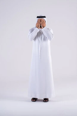 التعبد لله والرغبه في تحقيق الأمنيات, مفهوم الحمد والشكر وطلب العون , بورتريه لرجل عربي خليجي اماراتي يرتدي الكندوره والغتره، يرفع يده بإيماءات الدعاء والتضرع الى الله, تعابير طلب المغفره