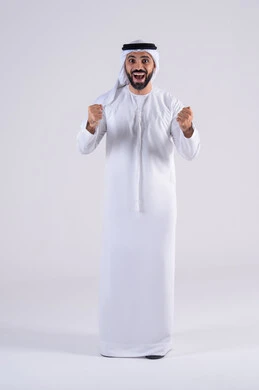 النجاح وتحقيق الأهداف، مفهوم الفرح بالنصر والفوز، تعابير السرور والسعادة، بورتريه لرجل عربي خليجي اماراتي يرتدي الكندوره والغتره يرفع يديه بإيماءات الحماس