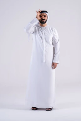 تعابير الرضي والموافقة ، البشاشة والشعور بالسعادة، بورتريه لرجل عربي خليجي اماراتي يرتدي الكندوره والغتره،يقوم برفع ايديه بإيماءات الجودة والامتياز والتميز ، التعبير عن الجودة والاتقان