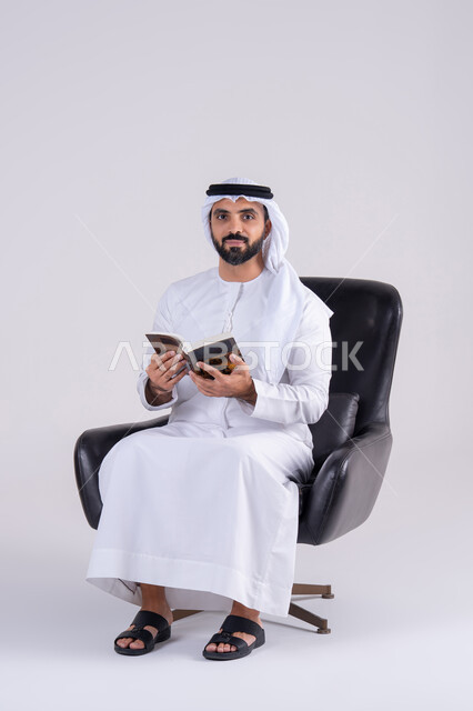قضاء وقت الفراغ بالتثقيف والتعلم، التزود بالعلم والمعرفة،مفهوم محو الأمية، بورتريه لرجل عربي خليجي اماراتي يرتدي الكندوره والغتره، يمارس هواية مطالعة الكتب المفيدة في وقت الفراغ، إيماءات التمعن والتركيز