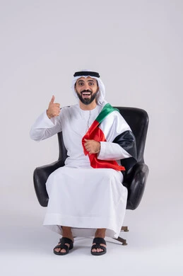 مفهوم الأندية والتشجيع ، ايماءات وجه تدل على النصر , متابعة المباراة و دعم وتشجيع المنتخب العربي , بورتريه لرجل عربي خليجي اماراتي يرتدي الكندوره والغتره ، يشاهد مباراة للدوري العربي في المنزل