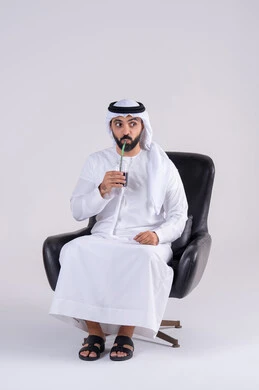 ايماءات التعجب والدهشة، قضاء وقت ممتع في المنزل،متابعة برامج التلفاز،  انشطة ترفيهية منزلية، تناول المشروبات البارده ، بورتريه لرجل عربي خليجي اماراتي يرتدي الكندوره والغتره ، يستمتع بمشاهدة الأفلام والمسلسلات