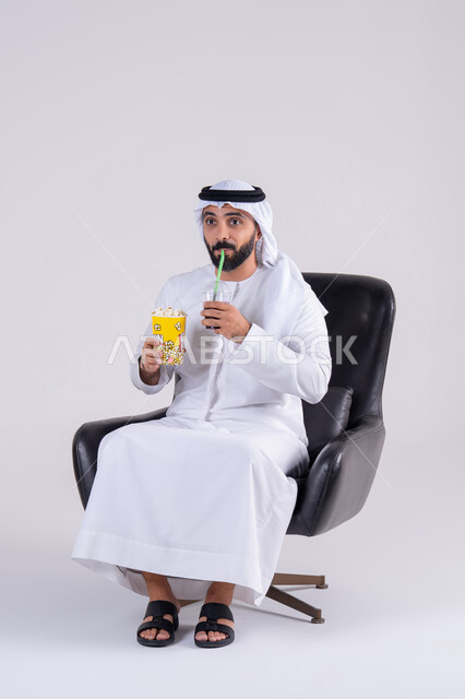 ايماءات التعجب والدهشة،انشطة ترفيهية منزلية،  تناول الفوشار والمشروبات الباردة، بورتريه لرجل عربي خليجي اماراتي يرتدي الكندوره والغتره، يستمتع بمشاهدة الأفلام والمسلسلات، متابعة برامج التلفاز، قضاء وقت ممتع في المنزل
