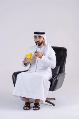 ايماءات التعجب والدهشة،انشطة ترفيهية منزلية،  تناول الفوشار والمشروبات الباردة، بورتريه لرجل عربي خليجي اماراتي يرتدي الكندوره والغتره، يستمتع بمشاهدة الأفلام والمسلسلات، متابعة برامج التلفاز، قضاء وقت ممتع في المنزل