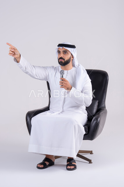 تقديم العروض الصوتية، تعابير الاندماج والتفاعل مع الموسيقي اثناء الغناء، ممارسة موهبة الغناء،  تسجيل مقطع صوتي غنائي،بورتريه لرجل عربي خليجي اماراتي يرتدي الكندوره والغتره يمسك بيده المايكروفون