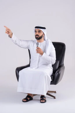 تقديم العروض الصوتية، تعابير الاندماج والتفاعل مع الموسيقي اثناء الغناء، ممارسة موهبة الغناء،  تسجيل مقطع صوتي غنائي،بورتريه لرجل عربي خليجي اماراتي يرتدي الكندوره والغتره يمسك بيده المايكروفون