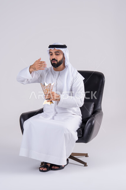 النظر بايماءات الفرح والسرور, العادات و التقاليد العريقه في الامارات, بورتريه لرجل عربي خليجي اماراتي يرتدي الكندوره والغتره، يبخر بخشب العود في الاعياد والمناسبات، التطيب و التعطر من البخور( المبخرة )