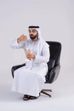 النظر بايماءات الفرح والسرور, العادات و التقاليد العريقه في الامارات, بورتريه لرجل عربي خليجي اماراتي يرتدي الكندوره والغتره، يبخر بخشب العود في الاعياد والمناسبات، التطيب و التعطر من البخور( المبخرة )