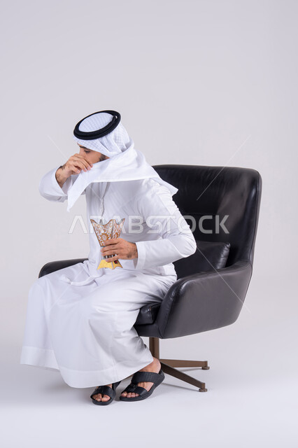 العادات و التقاليد العريقه في الامارات, النظر بايماءات الفرح والسرور, بورتريه لرجل عربي خليجي اماراتي يرتدي الكندوره والغتره، يبخر بخشب العود في الاعياد والمناسبات، التطيب و التعطر من البخور( المبخرة )