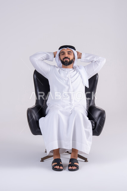 تعابير النعاس والإرهاق، الإحساس بالكسل والخمول،الشعور بالتعب و الحاجه الى الراحه,  بورتريه لرجل عربي خليجي اماراتي يرتدي الكندوره والغتره يجلس على كرسي بإيماءات النوم