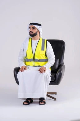 مفهوم الهندسة والانشاءات المعمارية، العمل في القطاع الهندسي ، تعابير السرور والسعادة والثقة بالنفس،بورتريه لرجل عربي خليجي اماراتي يرتدي الكندوره والغتره وستره الحمايه