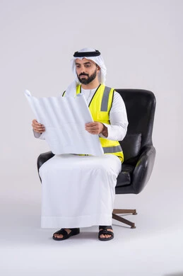 بورتريه لرجل عربي خليجي اماراتي يرتدي سترة الحماية يحمل بيده  مخططات الاعمار، تطوير المشاريع الهندسية في الامارات على يد أبنائها,الاشراف والرقابة على المشاريع الهندسية
