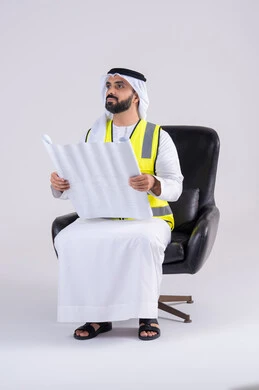 تطوير المشاريع الهندسية في الامارات على يد أبنائها,الاشراف والرقابة على المشاريع الهندسية ،  بورتريه لرجل عربي خليجي اماراتي يرتدي سترة الحماية يحمل بيده  مخططات الاعمار