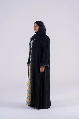 بورتريه من الجانب لامراه عربيه خليجيه اماراتيه ترتدي العباءه والحجاب تقف بإيماءات الثقة بالنفس ،الاهتمام بالاناقة والاهتمام بالمظهر الخارجي، سيده سعوديه تنظر بتعابير السرور والسعاده