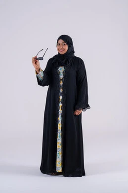 سيده سعوديه ترتدي نظارة سوداء بتعابير السرور والسعاده ، الاهتمام بالاناقة والاهتمام بالمظهر الخارجي، احدث صيحات الموضه ،ارتداء النظارات الشمسيه ،بورتريه لامراه عربيه خليجيه اماراتيه ترتدي العباءه والحجاب تقف بايدي متقاطعه وإيماءات الثقة بالنفس سيده سعوديه ترتدي نظارة سوداء بتعابير السرور والسعاده ، الاهتمام بالاناقة والاهتمام بالمظهر الخارجي، احدث صيحات الموضه ،ارتداء النظارات الشمسيه ،بورتريه لامراه عربيه خليجيه اماراتيه ترتدي العباءه والحجاب تقف بايدي متقاطعه وإيماءات الثقة بالنفس