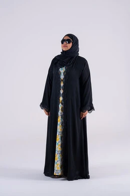 ارتداء النظارات الشمسيه ، احدث صيحات الموضه ،الاهتمام بالاناقة والاهتمام بالمظهر الخارجي، سيده سعوديه تنظر بتعابير السرور والسعاده ، بورتريه لامراه عربيه خليجيه اماراتيه ترتدي العباءه والحجاب تقف بإيماءات الثقة بالنفس