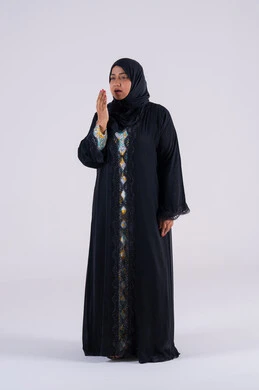 الشعور بالتعب و الحاجه الى الراحه, الإحساس بالكسل والخمول،بورتريه لامراه عربيه خليجيه اماراتيه ترتدي العباءه والحجاب تضع يديها على فمها بإيماءات النوم، سيده سعوديه تشعر بالنعاس والإرهاق