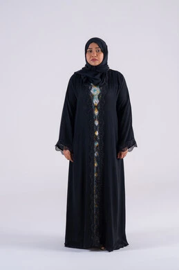 الاهتمام بالاناقة والاهتمام بالمظهر الخارجي، بورتريه لامراه عربيه خليجيه اماراتيه ترتدي العباءه والحجاب تقف بإيماءات الثقة بالنفس ، سيده سعوديه تنظر بتعابير السرور والسعاده