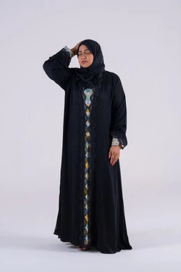 آلام الشقيقة والصداع النصفي، الشعور بالمرض وألم الرأس,  سيده سعوديه تحتاج إلى العلاج والمساعده, بورتريه لامراه عربيه خليجيه اماراتيه ترتدي العباءه والحجاب تضع يديها على رأسها بإيماءات الانزعاج والتعب