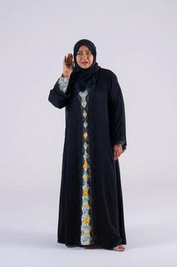 سيده سعوديه تقف بايماءات الانصات وحسن الاستماع، بورتريه لامراه عربيه خليجيه اماراتيه ترتدي العباءه والحجاب تضع يدها خلف أذنها بإيماءات التنصت والتجسس، التركيز على الكلام وسماع الاسرار