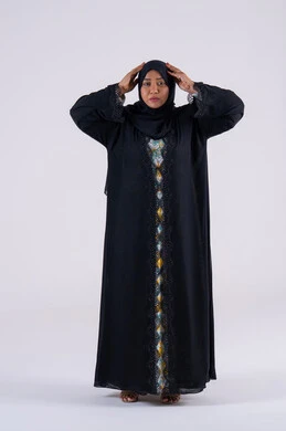 الذهول والتفاجؤ من شيئ ما, بورتريه لامراه عربية امارتية خليجية بتعابير وجه ويدين تدل على الدهشه و التعجب, سيده سعودية ترفع يديها على راسها بإيماءات الصدمه