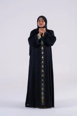 الاختناق والشعور بضيق التنفس، سيده سعوديه تقف  بإيماءات الانزعاج الشديد والمعاناة،  بورتريه لامرأه عربيه خليجيه اماراتيه محجبة ترتدي عباءة سوداء تضع يديها حول عنقها في محاولة لخنق نفسها، قتل النفس للهرب من المشاكل والهموم والضغوطات المحيطة