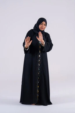 الأمر بالتوقف عن فعل شيء ما، سيده سعوديه تقف بتعابير الرفض والإمتناع، بورتريه لامراه عربيه خليجيه اماراتيه ترتدي العباءه والحجاب ترفع يدها بإيماءات تدل على النهي، الشعور بالإنزعاج والغضب