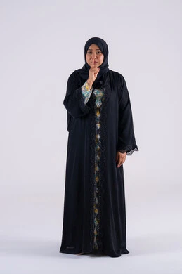 طلب التوقف عن الكلام والصمت، النهي والزجر والانصات، سيده سعوديه تضع اصبع السبابة أمام الفم بإيماءات الجدية، الأمر بالصمت التام، بورتريه لامراه عربيه خليجيه اماراتيه ترتدي العباءه والحجاب تنظر للكاميرا بإيماءات الغضب