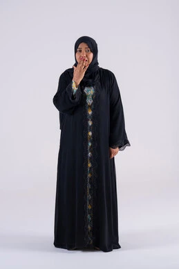 الذهول والتفاجؤ من شيئ ما, بورتريه لامراه عربية امارتية خليجية بتعابير وجه ويدين تدل على الدهشه و التعجب, سيده سعودية ترفع يديها على فمها بإيماءات الصدمه