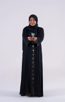 مفهوم الحمد والشكر وطلب العون , بورتريه لمرأه عربية خليجية اماراتية ترتدي العباءة والحجاب ترفع يدها بإيماءات الدعاء والتضرع الى الله, التعبد لله والرغبه في تحقيق الأمنيات, سيده سعوديه تقف بتعابير طلب المغفره